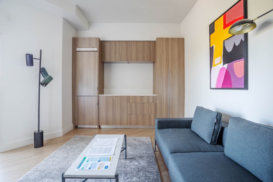 9-foot ceilings, central air and heat, glass dual pane windows 